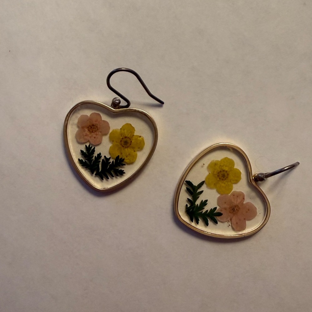 Handmade Resin preserved Flower heart dangly earrings